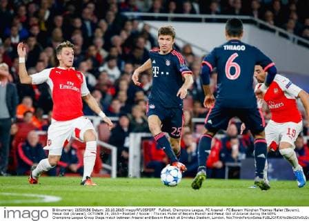 Fußball, Champions League, FC Arsenal - FC Bayern München Thomas Muller (Bayern), Mesut Ozil (Arsenal), OCTOBER 20, 2015 - Football Soccer : Thomas Muller of Bayern Munich and Mesut Ozil of Arsenal during the UEFA Champions League Group Stage match between Arsenal and Bayern Munich at Emirates Stadium, London. NoxThirdxPartyxSales  (mdga_ars20bay_19)