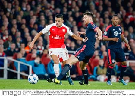 Fußball, Champions League, FC Arsenal - FC Bayern München Alexis Sanchez (Arsenal), Xabi Alonso (Bayern), OCTOBER 20, 2015 - Football Soccer : Alexis Sanchez of Arsenal and Xabi Alonso of Bayern Munich during the UEFA Champions League Group Stage match between Arsenal and Bayern Munich at Emirates Stadium, London. NoxThirdxPartyxSales  (mdga_ars20bay_22)