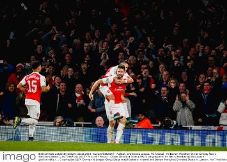 Fußball, Champions League, FC Arsenal - FC Bayern München Olivier Giroud, Alexis Sanchez (Arsenal), OCTOBER 20, 2015 - Football Soccer : Olivier Giroud of Arsenal (R) is congratulated by Alexis Sanchez as he scores a goal to make it 1-0 during the UEFA Champions League Group Stage match between Arsenal and Bayern Munich at Emirates Stadium, London. NoxThirdxPartyxSales  (mdga_ars20bay_27)