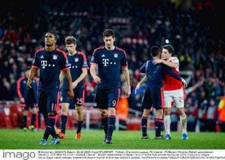 Fußball, Champions League, FC Arsenal - FC Bayern München Robert Lewandowski (Bayern), OCTOBER 20, 2015 - Football Soccer : Robert Lewandowski of Bayern Munich at the final whistle during the UEFA Champions League Group Stage match between Arsenal and Bayern Munich at Emirates Stadium, London. NoxThirdxPartyxSales  (mdga_ars20bay_35)