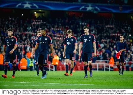Fußball, Champions League, FC Arsenal - FC Bayern München Robert Lewandowski (Bayern), OCTOBER 20, 2015 - Football Soccer : Robert Lewandowski of Bayern Munich and his teammates at the final whistle during the UEFA Champions League Group Stage match between Arsenal and Bayern Munich at Emirates Stadium, London. NoxThirdxPartyxSales  (mdga_ars20bay_36)