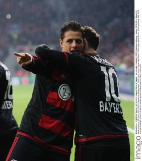 Leverkusen, Fussball, UEFA Champions League, Saison 2015 2016, Bayer 04 Leverkusen vs AS Rom, 20.10.2015, Bayarena Leverkusen, Chicharito, Javier Hernandez,Hakan Calhanoglu, beide Bayer 04 Leverkusen,
