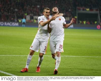 Leverkusen, Fussball, UEFA Champions League, Saison 2015 2016, Bayer 04 Leverkusen vs AS Rom, 20.10.2015, Bayarena Leverkusen , Lucas Digne, miralem pjanic beide AS Rom, Torjubel