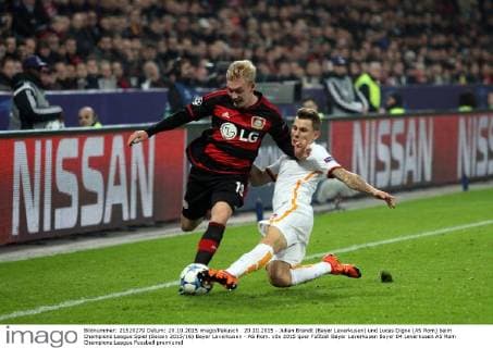 20.10.2015 - Julian Brandt (Bayer Leverkusen) und Lucas Digne (AS Rom) beim Champions League Spiel (Saison 2015 16) Bayer Leverkusen - AS Rom.