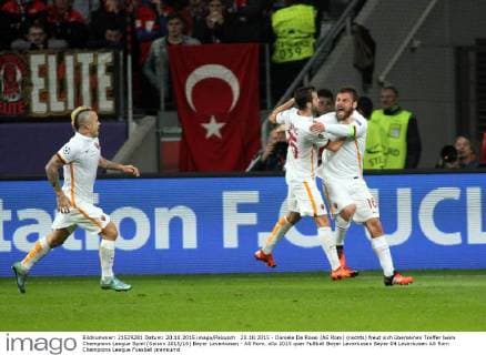 20.10.2015 - Daniele De Rossi (AS Rom) (rechts) freut sich überseinen Treffer beim Champions League Spiel (Saison 2015 16) Bayer Leverkusen - AS Rom.