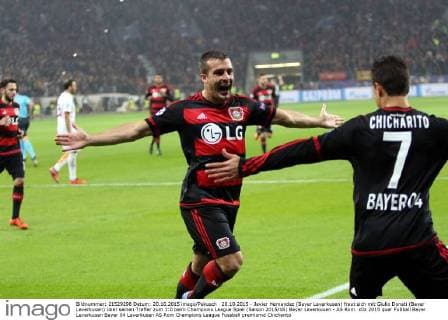 20.10.2015 - Javier Hernandez (Bayer Leverkusen) freut sich mit Giulio Donati (Bayer Leverkusen) über seinen Treffer zum 1:0 beim Champions League Spiel (Saison 2015 16) Bayer Leverkusen - AS Rom.