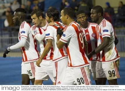 Players of Olympiacos celebrate after scoring during the UEFA Champions League Group F football match against Dinamo Zagreb at Maksimir stadium in Zagreb, Croatia, on Oct. 20, 2015. Olympiacos won 1-0. ) (SP)CROATIA-ZAGREB-FOOTBALL-UEFA-CHAMPIONS LEAGUE MisoxLisanin 