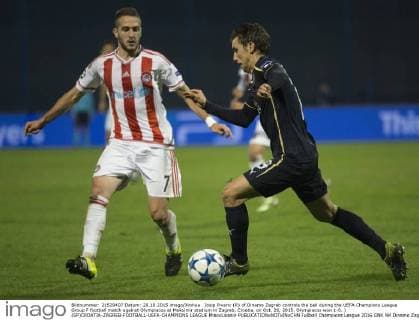 Josip Pivaric (R) of Dinamo Zagreb controls the ball during the UEFA Champions League Group F football match against Olympiacos at Maksimir stadium in Zagreb, Croatia, on Oct. 20, 2015. Olympiacos won 1-0. ) (SP)CROATIA-ZAGREB-FOOTBALL-UEFA-CHAMPIONS LEAGUE MisoxLisanin 