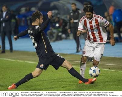 Alejandro Dominguez (R) of Olympiacos vies with Goncalo Santos of Dinamo Zagreb during the UEFA Champions League Group F football match at Maksimir stadium in Zagreb, Croatia, on Oct. 20, 2015. Olympiacos won 1-0. ) (SP)CROATIA-ZAGREB-FOOTBALL-UEFA-CHAMPIONS LEAGUE MisoxLisanin 