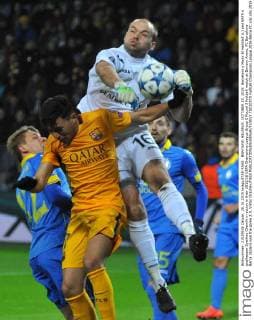 BARYSAW, BELARUS. OCTOBER 20, 2015. Barcelona s Munir El Haddadi (L) and BATE s goalkeeper Syarhey Chernik in action in their 2015 16 UEFA Champions League Group E Round 3 football match at Borisov Arena. FC Barcelona Barca (Spain) won the game 2:0. Viktor Drachev TASS  TS01037D