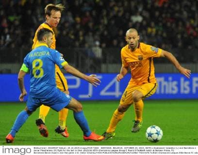 BARYSAW, BELARUS. OCTOBER 20, 2015. BATE s Alyaksandr Valadzko (L) and Barcelona s Javier Mascherano (R) fight for the ball in their 2015 16 UEFA Champions League Group E Round 3 football match at Borisov Arena. FC Barcelona Barca (Spain) won the game 2:0. Viktor Drachev TASS  TS01037E
