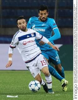 FuÃŸball, Champions League, Zenit St. Petersburg - Olympique Lyon ST. PETERSBURG, RUSSIA. OCTOBER 20, 2015. Lyon s Mathieu Valbuena (L) and Zenit s Ezequiel Garay fight for the ball in their 2015 16 UEFA Champions League Group H Round 3 football match at Petrovsky Stadium. FC Zenit St. Petersburg won the game 3:1. Alexander Demianchuk TASS  TS010379