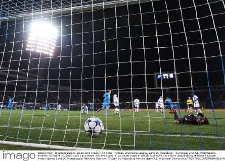 FuÃŸball, Champions League, Zenit St. Petersburg - Olympique Lyon ST. PETERSBURG, RUSSIA. OCTOBER 20, 2015. Lyon s goalkeeper Anthony Lopes (R) concedes a goal in the 2015 16 UEFA Champions League Group H Round 3 football match against Zenit St. Petersburg at Petrovsky Stadium. FC Zenit St. Petersburg won the game 3:1. Alexander Demianchuk TASS  TS01037A