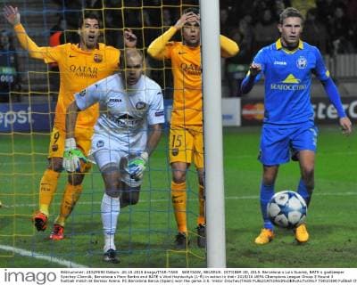 BARYSAW, BELARUS. OCTOBER 20, 2015. Barcelona s Luis Suarez, BATE s goalkeeper Syarhey Chernik, Barcelona s Marc Bartra and BATE s Vital Hayduchyk (L-R) in action in their 2015 16 UEFA Champions League Group E Round 3 football match at Borisov Arena. FC Barcelona Barca (Spain) won the game 2:0. Viktor Drachev TASS  TS010380