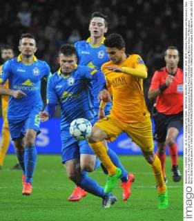 BARYSAW, BELARUS. OCTOBER 20, 2015. BATE s Dzmitry Mazalewski and Barcelona s Marc Bartra (L-R front) fight for the ball in their 2015 16 UEFA Champions League Group E Round 3 football match at Borisov Arena. FC Barcelona Barca (Spain) won the game 2:0. Viktor Drachev TASS  TS010381