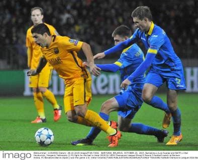 BARYSAW, BELARUS. OCTOBER 20, 2015. Barcelona s Luis Suarez and BATE s Vital Hayduchyk, Yevgeniy Yablonskiy (L-R) fight for the ball in their 2015 16 UEFA Champions League Group E Round 3 football match at Borisov Arena. FC Barcelona Barca (Spain) won the game 2:0. Viktor Drachev TASS  TS010382