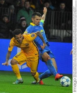 BARYSAW, BELARUS. OCTOBER 20, 2015. Barcelona s Dani Alves (L) and BATE s Alyaksandr Valadzko fight for the ball in their 2015 16 UEFA Champions League Group E Round 3 football match at Borisov Arena. FC Barcelona Barca (Spain) won the game 2:0. Viktor Drachev TASS  TS010383