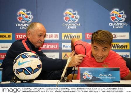 OSAKA, JAPAN - OCTOBER 20: (CHINA OUT) Head coach Luiz Felipe Scolari (L) and Zheng Zhi of Guangzhou Evergrand attend a press conference PK Pressekonferenz ahead of the semi finals match between Gamba Osaka and Guangzhou Evergrande as part of 2015 Asian Champions League on October 20, 2015 in Osaka, Japan.  CFP474624800 