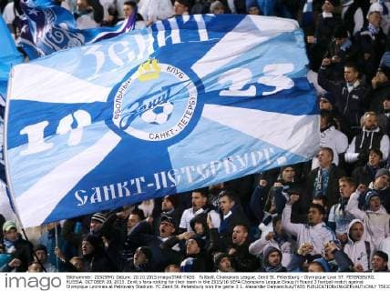 FuÃŸball, Champions League, Zenit St. Petersburg - Olympique Lyon ST. PETERSBURG, RUSSIA. OCTOBER 20, 2015. Zenit s fans rooting for their team in the 2015 16 UEFA Champions League Group H Round 3 football match against Olympique Lyonnais at Petrovsky Stadium. FC Zenit St. Petersburg won the game 3:1. Alexander Demianchuk TASS  TS010374