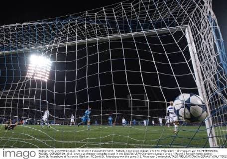FuÃŸball, Champions League, Zenit St. Petersburg - Olympique Lyon ST. PETERSBURG, RUSSIA. OCTOBER 20, 2015. Lyon s goalkeeper concedes a goal in the 2015 16 UEFA Champions League Group H Round 3 football match against Zenit St. Petersburg at Petrovsky Stadium. FC Zenit St. Petersburg won the game 3:1. Alexander Demianchuk TASS  TS010376