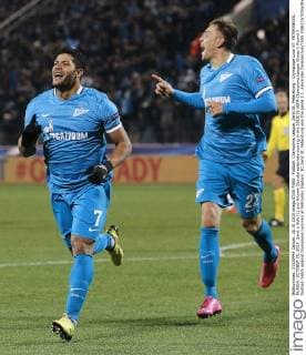 FuÃŸball, Champions League, Zenit St. Petersburg - Olympique Lyon ST. PETERSBURG, RUSSIA. OCTOBER 20, 2015. Zenit s Hulk (L) and Artyom Dzyuba celebrate scoring in the 2015 16 UEFA Champions League Group H Round 3 football match against Olympique Lyonnais at Petrovsky Stadium. FC Zenit St. Petersburg won the game 3:1. Alexander Demianchuk TASS  TS010377