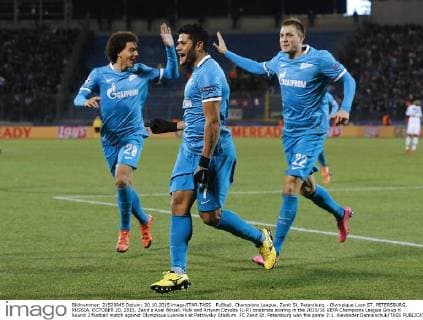 FuÃŸball, Champions League, Zenit St. Petersburg - Olympique Lyon ST. PETERSBURG, RUSSIA. OCTOBER 20, 2015. Zenit s Axel Witsel, Hulk and Artyom Dzyuba (L-R) celebrate scoring in the 2015 16 UEFA Champions League Group H Round 3 football match against Olympique Lyonnais at Petrovsky Stadium. FC Zenit St. Petersburg won the game 3:1. Alexander Demianchuk TASS  TS010378