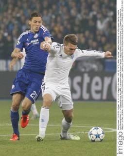 Oct. 20, 2015 - Kiev, Ukraine - Serhiy Sydorchuk (R) of Dynamo vies for the ball with Nemanja Matic (L) of Chelsea during the UEFA Champions League Group G soccer match between Dynamo Kiev and FC Chelsea at Olimpiyskiy stadium in Kiev, Ukraine, 20 October 2015. UEFA Champions League: Dynamo vs Chelsea  - ZUMAn230