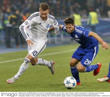 Oct. 20, 2015 - Kiev, Ukraine - Andriy Yarmolenko (L) of Dynamo vies for the ball with Cesar Azpilicueta (R) of Chelsea during the UEFA Champions League Group G soccer match between Dynamo Kiev and FC Chelsea at Olimpiyskiy stadium in Kiev, Ukraine, 20 October 2015. UEFA Champions League: Dynamo vs Chelsea  - ZUMAn230