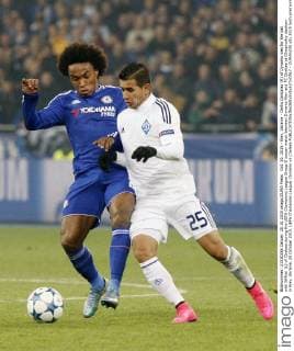 Oct. 20, 2015 - Kiev, Ukraine - Derlis Gonzalez (R) of Dynamo vies for the ball with Willian (L) of Chelsea during the UEFA Champions League Group G soccer match between Dynamo Kiev and FC Chelsea at Olimpiyskiy stadium in Kiev, Ukraine, 20 October 2015. UEFA Champions League: Dynamo vs Chelsea  - ZUMAn230