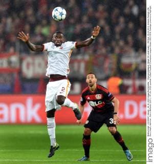 Championsleague: Bayer 04 Leverkusen - AS Rom 20.10.2015. Antonio Rüdiger (AS Rom) köpft, dahinter: Karim Bellarabi (LEV). HM