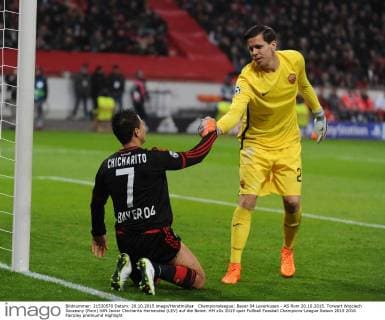Championsleague: Bayer 04 Leverkusen - AS Rom 20.10.2015. Torwart Wojciech Szczesny (Rom) hilft Javier Chicharito Hernandez (LEV) auf die Beine. HM