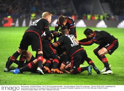 Championsleague: Bayer 04 Leverkusen - AS Rom 20.10.2015. Jubeltraube der Leverkusener nach dem 4:4 Ausgleich durch Mehmedi, der von seinen Mitspielern begraben wird. HM
