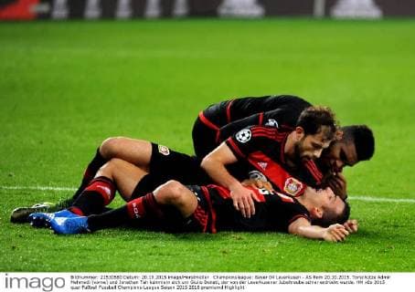 Championsleague: Bayer 04 Leverkusen - AS Rom 20.10.2015. Torschütze Admir Mehmedi (vorne) und Jonathan Tah kümmern sich um Giulio Donati, der von der Leverkusener Jubeltraube schier erdrückt wurde. HM