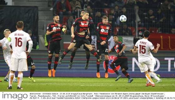 Foto: Freistosstor von Miralem Pjanic (Rom) gegen die Bayer Abwehrmauer , Toprak , Papadopoulos , Tah , Kramer und Wendell von links Fussball - Championsleague am Di. 20.10.2015 Gruppenphase, Bayer 04 Leverkusen - AS Rom 4 - 4