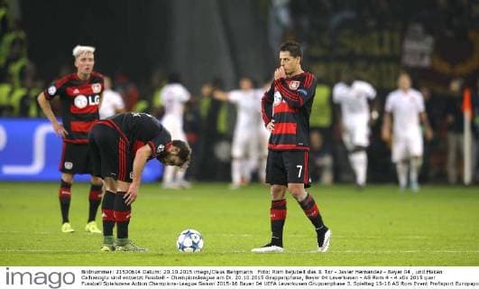Foto: Rom bejubelt das 3. Tor - Javier Hernandez - Bayer 04 , und Hakan Calhanoglu sind entsetzt Fussball - Championsleague am Di. 20.10.2015 Gruppenphase, Bayer 04 Leverkusen - AS Rom 4 - 4