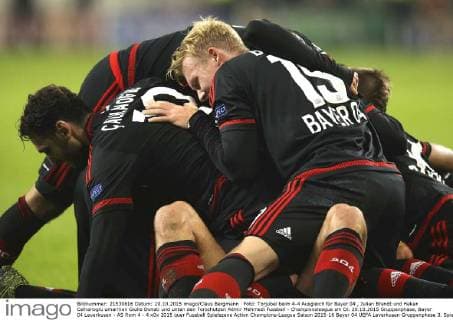 Foto: Torjubel beim 4-4 Ausgleich für Bayer 04 , Julian Brandt und Hakan Calhanoglu umarmen Giulio Donati und unten den Torschützen Admir Mehmedi Fussball - Championsleague am Di. 20.10.2015 Gruppenphase, Bayer 04 Leverkusen - AS Rom 4 - 4