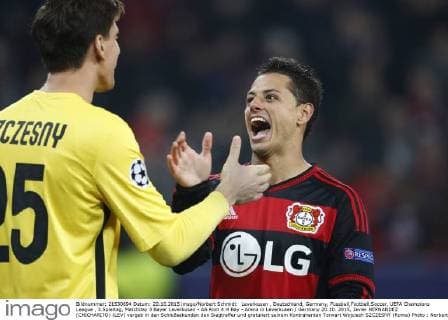 Leverkusen , Deutschland, Germany, Fussball,Football,Soccer, UEFA Champions League , 3.Spieltag, Matchday 3 Bayer Leverkusen - AS Rom 4:4 Bay - Arena in Leverkusen Germany 20.10. 2015, Javier HERNANDEZ (CHICHARITO) (LEV) vergab in den Schlußsekunden den Siegtreffer und gratuliert seinem Kontrahenten Torwart Wojciech SZCZESNY (Roma) Photo : Norbert Schmidt