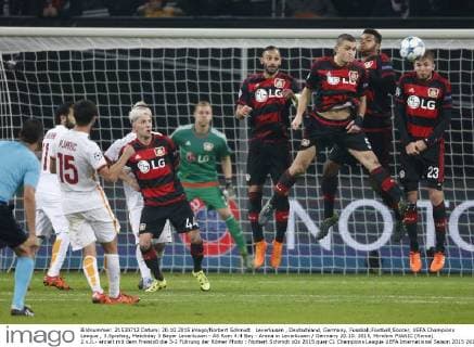 Leverkusen , Deutschland, Germany, Fussball,Football,Soccer, UEFA Champions League , 3.Spieltag, Matchday 3 Bayer Leverkusen - AS Rom 4:4 Bay - Arena in Leverkusen Germany 20.10. 2015, Miralem PJANIC (Roma) 2.v.li.- erzielt mit dem Freistoß die 3-2 Führung der Römer Photo : Norbert Schmidt