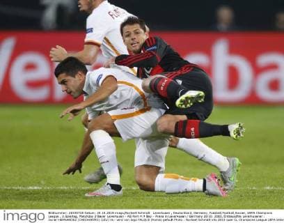 Leverkusen , Deutschland, Germany, Fussball,Football,Soccer, UEFA Champions League , 3.Spieltag, Matchday 3 Bayer Leverkusen - AS Rom 4:4 Bay - Arena in Leverkusen Germany 20.10. 2015, Enttäuschte Leverkusener : Javier HERNANDEZ (CHICHARITO) (LEV) re.- wird von Iago FALQUE (Roma) gefoult Photo : Norbert Schmidt