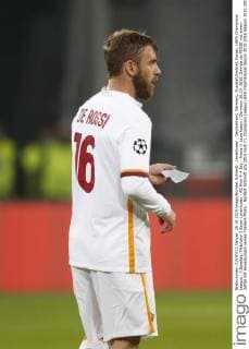 Leverkusen , Deutschland, Germany, Fussball,Football,Soccer, UEFA Champions League , 3.Spieltag, Matchday 3 Bayer Leverkusen - AS Rom 4:4 Bay - Arena in Leverkusen Germany 20.10. 2015, Daniele de ROSSI mit einem Zettel mit Anweisungen seines Trainers Photo : Norbert Schmidt