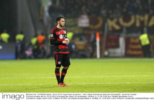 Foto: Hakan Calhanoglu nach dem Schlusspfiff - Bayer 04 Fussball - Championsleague am Di. 20.10.2015 Gruppenphase, Bayer 04 Leverkusen - AS Rom 4 - 4