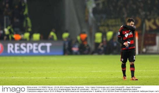 Foto: Hakan Calhanoglu nach dem Schlusspfiff - Bayer 04 Fussball - Championsleague am Di. 20.10.2015 Gruppenphase, Bayer 04 Leverkusen - AS Rom 4 - 4