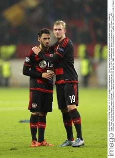 Foto: Hakan Calhanoglu ist enttäuscht nach dem Schlusspfiff - Bayer 04 , findet Trost bei Julian Brandt , rechts Fussball - Championsleague am Di. 20.10.2015 Gruppenphase, Bayer 04 Leverkusen - AS Rom 4 - 4