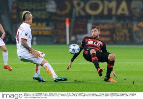 Fussball, UEFA Champions League, Herren, Saison 2015 2016, Gruppe E, 3. Spieltag, BayArena Leverkusen, Bayer Leverkusen (rot) - AS Roma (weiss) 4:4; Christoph Kramer (Leverkusen), Radja Nainggolan (AS Roma), Aktion.