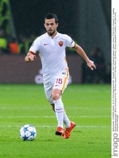 Fussball, UEFA Champions League, Herren, Saison 2015 2016, Gruppe E, 3. Spieltag, BayArena Leverkusen, Bayer Leverkusen (rot) - AS Roma (weiss) 4:4; Miralem Pjanic (AS Roma). Aktion, Einzelbild, Freisteller.