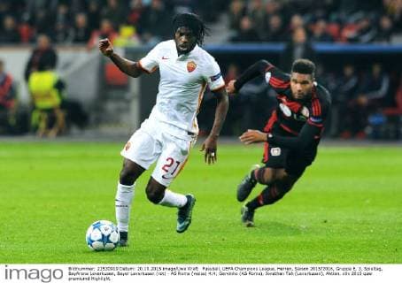 Fussball, UEFA Champions League, Herren, Saison 2015 2016, Gruppe E, 3. Spieltag, BayArena Leverkusen, Bayer Leverkusen (rot) - AS Roma (weiss) 4:4; Gervinho (AS Roma), Jonathan Tah (Leverkusen), Aktion.