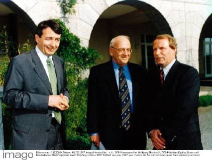v.li.: DFB-Pressesprecher Wolfgang Niersbach, DFB-Präsident Egidius Braun und Bundestrainer Berti Vogts bei einem Empfang in Bonn