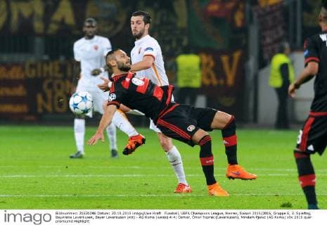 Fussball, UEFA Champions League, Herren, Saison 2015 2016, Gruppe E, 3. Spieltag, BayArena Leverkusen, Bayer Leverkusen (rot) - AS Roma (weiss) 4:4; Oemer, Ömer Toprak (Leverkusen), Miralem Pjanic (AS Roma)
