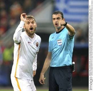 Foto: Schiri Viktor Kassai (HUN) im Disput mit Daniele de Rossi Rom , links Fussball - Championsleague am Di. 20.10.2015 Gruppenphase, Bayer 04 Leverkusen - AS Rom