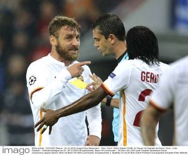 Foto: Schiri Viktor Kassai (HUN) im Disput mit Daniele de Rossi Rom , links Fussball - Championsleague am Di. 20.10.2015 Gruppenphase, Bayer 04 Leverkusen - AS Rom